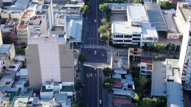 Vista a&eacute;rea de una intersecci&oacute;n de dos avenidas,  que por el Covid-19, tiene poco tr&aacute;nsito.