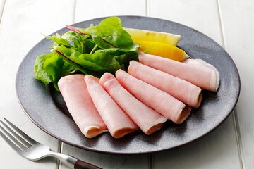 豚ロースハムの皿盛り　Served pork loin ham with salad