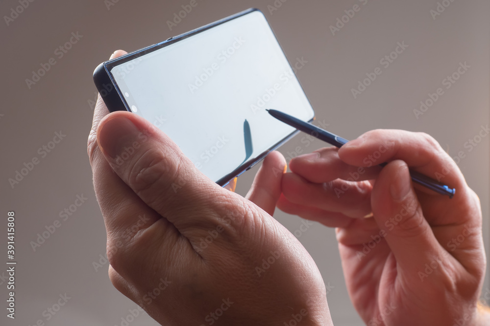 Aufkleber smartphone screen in hands. hands with a phone close-up. man shows what is happening on the screen. 