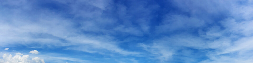 Fototapeta premium Panorama sky with cloud on a sunny day. Beautiful cirrus cloud.