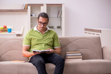 Obraz premium Young male student preparing for exams at home