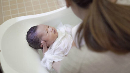Fototapeta na wymiar 沐浴する赤ちゃん