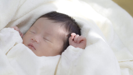 寝ている新生児