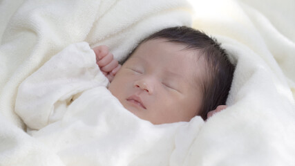 寝ている新生児