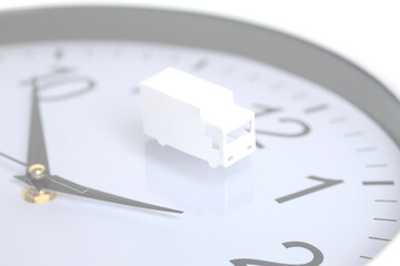 ペーパークラフトの宅配車と時計 Wall Mural Wallpaper Murals Paylessimages