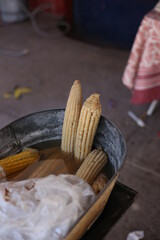 Elote cocido en casuela de fierro en mercado mexicano