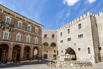 Fototapeta na wymiar Le centre historique de la ville de Fabriano en Italie, région des Marches