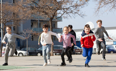 Obraz na płótnie Canvas Activity children compete in the city street. High quality photo