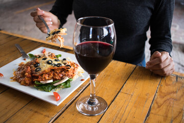 Lasaña con copa de vino tinto 