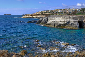 Fototapeta na wymiar rocky coast of Cyprus with apartments at the top