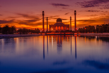Naklejka premium Landscape of central mosque at twilight time, Hat yai,Songkhla, Beautiful destination place of southern part Thailand and Asia