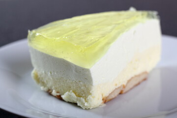 Cheesecake with lemon jelly topping