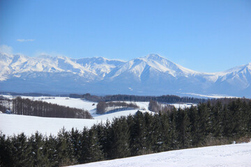 冬の山並みと青空
