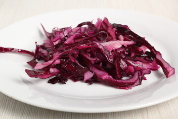 Red cabbage salad with grated apples