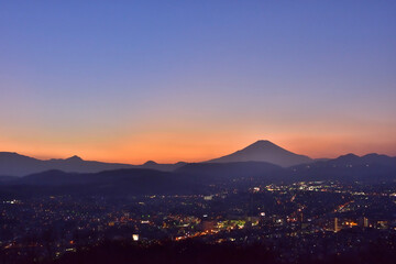 富士山と御殿場市の夕暮れ
