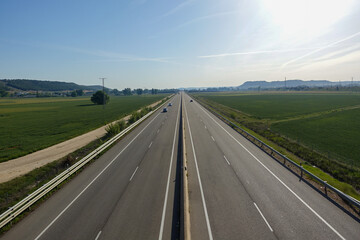 Fototapeta premium 遠くまで続く直線道路