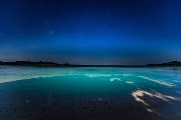沖縄　石垣島の砂浜　星降る満月の夜　：　青い海