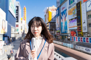アナウンサー　レポーター　取材　イメージ　大阪　道頓堀
