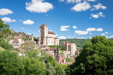 Fototapeta na wymiar Le village medieval de Saint-Cirq-Lapopie dans le département du Lot en France, en région Occitanie.