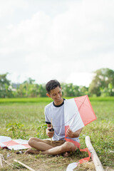 Obraz premium young man makes a kite weight rope