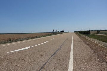まっすぐに続く道路と白線