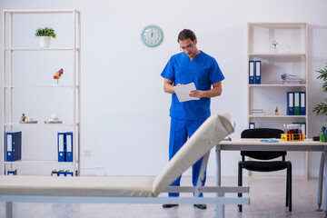 Obraz premium Young male doctor taking notes at the hospital