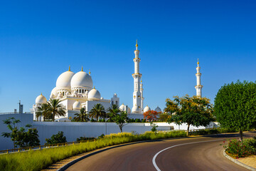 Fototapeta na wymiar Imposing Sheikh Zayed Grand Mosque in Abu Dhabi
