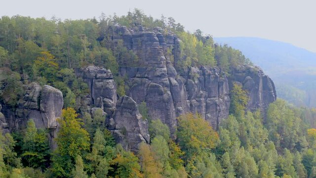 Ausblick auf die Sandsteinfelsen in der s&auml;chsischen Schweiz im Schrammsteingebiet vom schmalen oberen Terrassenweg aus gesehen