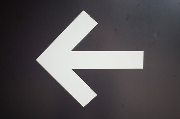 왼쪽을 가리키는 하얀색 화살표