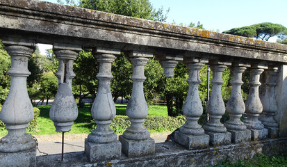 Fototapeta na wymiar Antica balaustra in marmo nel giardino