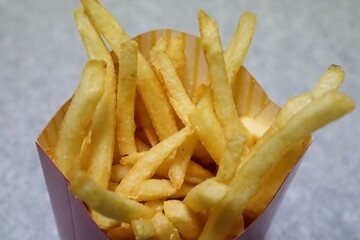 日本のファーストフード店のポテトのクローズアップ