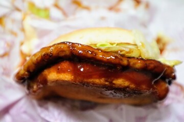 日本のファーストフード店のテリヤキバーガー