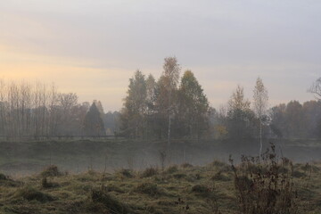 Fototapeta na wymiar Foggy morning on the river
