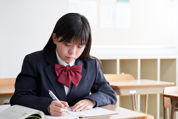 教室で真顔で勉強する日本人女子中学生