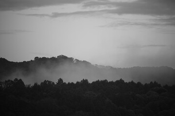 霞がかった山（モノクロ）