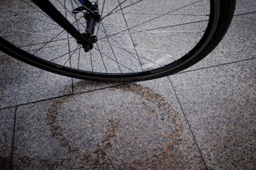 자전거 바퀴와 바퀴의 그림자 - obrazy, fototapety, plakaty