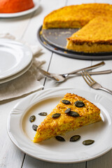 Kürbis Feta Quiche mit Frühlingszwiebeln und Kürbiskernen auf einem Teller