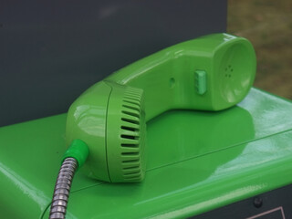 古い公衆電話の受話器