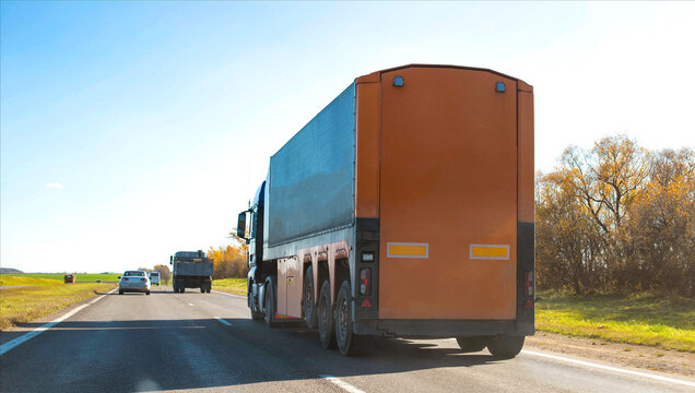 an unusual trailer for a trucker truck with a broken frame and a sloth lifting axle