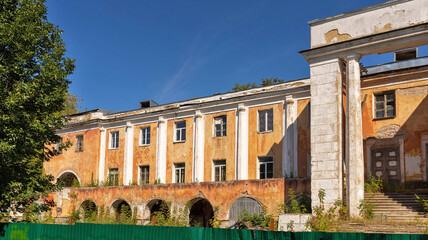 Obraz premium Tver. Destroyed building of the river station. Ruins of an architectural monument.