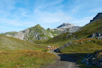 Bergpanorama mit Absperrung