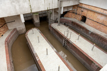 Rohabwasser fließt im Zulaufbecken zum Pumpensumpf,
Bauwerk und Anlage der Stadtentwässerung.