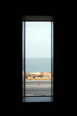 네모난 창문 너머로 보이는 바다 풍경