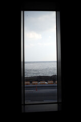 네모난 창문 너머로 보이는 바다 풍경