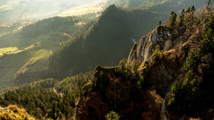 Pieniny – pasmo górskie w łańcuchu Karpat, położone w południowej Polsce i północnej Słowacji, będące najwyższą częścią długiego, porozdzielanego pasa skałek wapiennych (Pieniński Pas Skałkowy) - obrazy, fototapety, plakaty