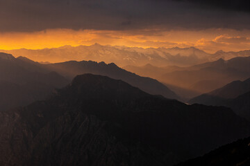 Italien - Gardasee - Berge im Sonnenuntergang mit Wolken