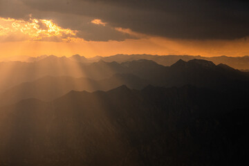 Italien - Gardasee - Berge im Sonnenuntergang mit Wolken