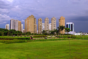 Predios de apartamentos e Parque Villa Lobos. Sao Paulo. Brasil
