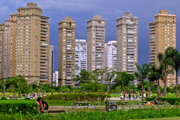 Predios de apartamentos e Parque Villa Lobos. Sao Paulo. Brasil