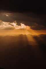 Italien - Gardasee - Berge im dramatischen Sonnenuntergang mit Wolken